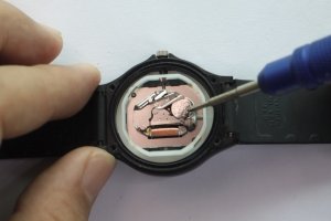 电子手表换电池怎么打开后盖？电子手表换电池的实用教程