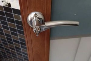 卫生间的门把手坏了怎么修？如何修理卫生间的门把手？
