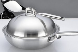 不锈钢锅和铁锅哪个好？不锈钢锅与铁锅的对比