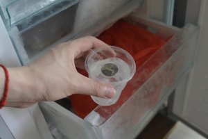 出远门为什么在冰箱放硬币？冰箱放硬币有什么作用？
