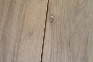 买的实木地板有虫眼怎么办？实木地板有虫眼是质量问题么？
