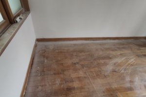 喷漆后地板上的乳胶漆怎么清除？地板上的乳胶漆清除方法