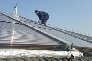 在楼顶维护太阳能板有什么危险？太阳能板楼顶维护的潜在危险