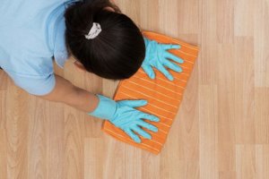 地板装修后留下的污垢胶印怎么清除？装修后如何做好室内清洁工作？