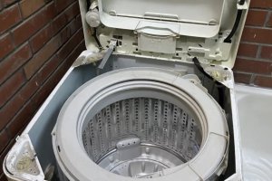 洗衣机为啥一边加水一边漏水？洗衣机边加水边漏水是怎么回事？