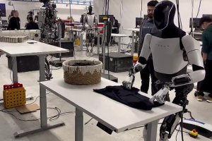马斯克展示机器人“擎天柱”叠衣服  特斯拉“擎天柱”机器人进化记