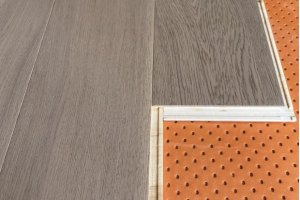 地暖地板选实木还是三层实木好？地暖地板和普通地板有什么区别？