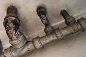 铁管漏水补漏的最佳方法 铁管漏水补漏操作流程
