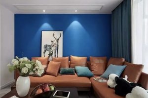 蓝色背景墙配什么电视柜和茶几？蓝色背景墙怎么搭配好看？